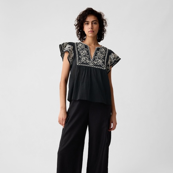 Gap Black & White Embroidered Short-Sleeve Top - Size Small - NEW WITH TAGS - Picture 2 of 7